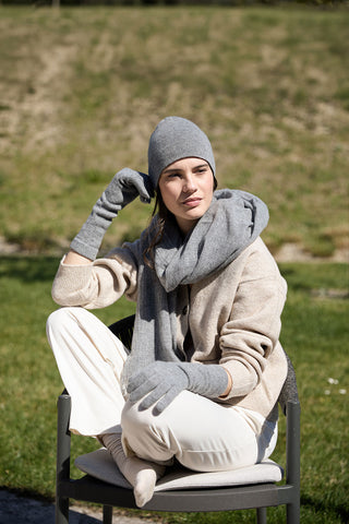 Abella - Elegante Sciarpa in Puro Cashmere con Frange Grigia