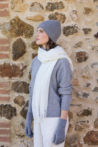 Luce d’Inverno – Abella sciarpa in Cashmere Bianco e Set Lilith in Grigio