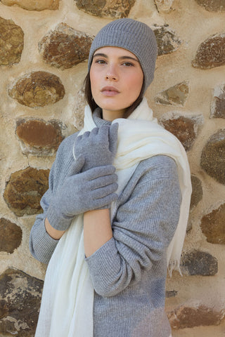 Luce d’Inverno – Abella sciarpa in Cashmere Bianco e Set Lilith in Grigio