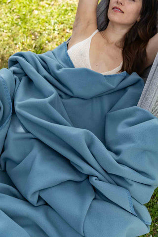 Neda - Caldo Plaid in Pile di Microfibra Azzurro Polvere