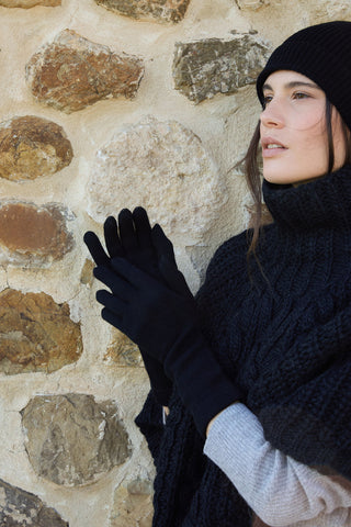 Nero Iconico – Poncho, Cappello e Guanti in Lana e Cashmere