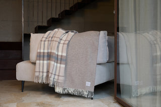 Due plaid Cecchi e Cecchi poggiati su un divano