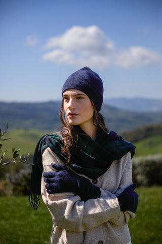 Una ragazza indossa un cappello una sciarpa ed un paio di guanti Cecchi e Cecchi nella campagna toscana