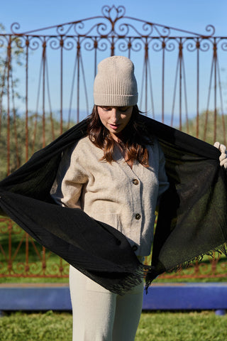 Abella - Elegante Sciarpa in Puro Cashmere con Frange Nera