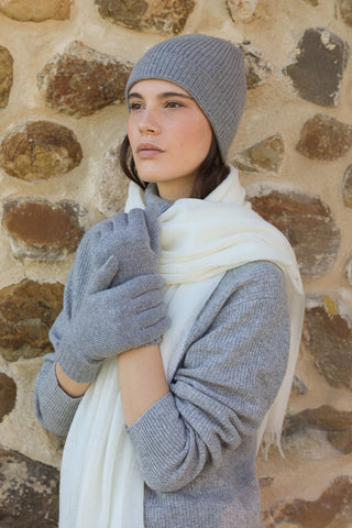 Luce d’Inverno – Abella sciarpa in Cashmere Bianco e Set Lilith in Grigio