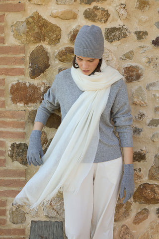 Luce d’Inverno – Abella sciarpa in Cashmere Bianco e Set Lilith in Grigio