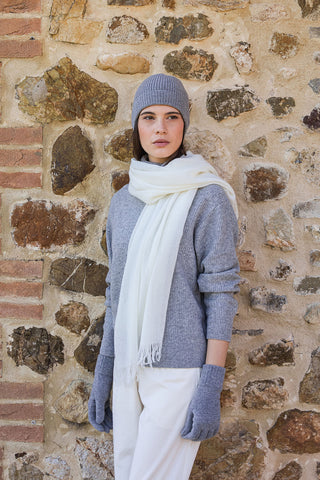 Luce d’Inverno – Abella sciarpa in Cashmere Bianco e Set Lilith in Grigio