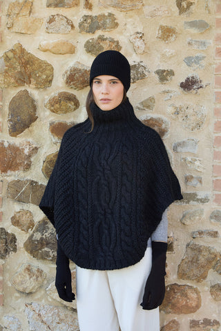 Nero Iconico – Poncho, Cappello e Guanti in Lana e Cashmere