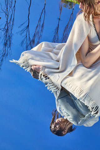 Saser - Raffinato Plaid in Puro Cashmere con Frange Bianco