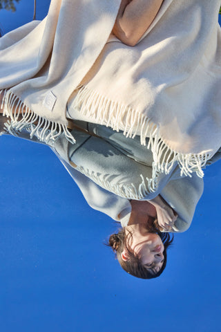 Saser - Raffinato Plaid in Puro Cashmere con Frange Bianco