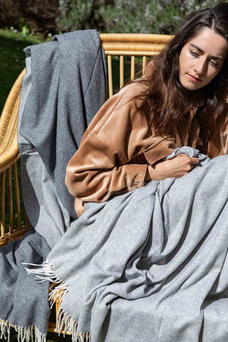 Saser Plaid in Cashmere Pietra Perla